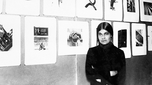 Tina Modotti accanto alle sue opere, Università di Città del Messico 1929