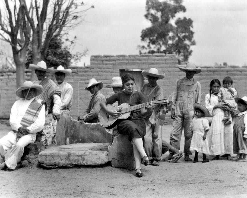 Concha Michel e i Campesinos, Messico, 1927c, foto di Tina Modotti