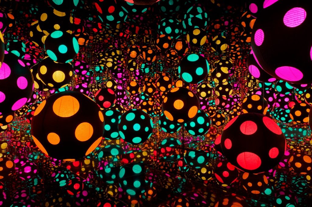 Yayoi Kusama (Giappone) Infinity Mirrored Room—My Heart Is Dancing into the Universe art cctm arte contemporanea