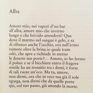 Giorgio Caproni Alba Amore mio, nei vapori d’un bar all’alba, amore mio che inverno lungo e che brivido attenderti poesia cctm a noi piace leggere Garzanti