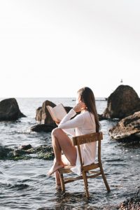 Gio Evan Le donne che leggono libri pericolo mani borse rossetto cctm a noi piace leggere